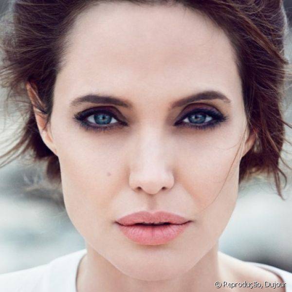 Angelina posou recentemente para a revista Dujour com um esfumado dramático feito com uma sombra marrom puxada para o beterraba